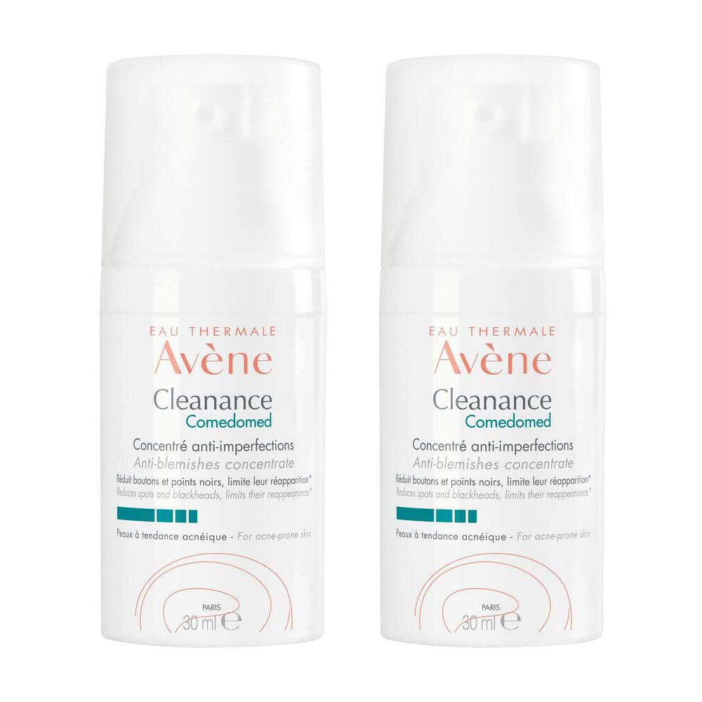 Zwei weiße Flaschen Avène Cleanance Comedomed Konzentrat. Aufschrift: Anti-Unreinheiten Konzentrat. Für zu Akne neigende Haut.