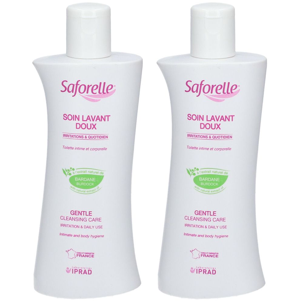 Zwei weiße Flaschen mit weißem Verschluss. Auf jeder Flasche steht in rosa Schrift Saforelle, Soin Lavant Doux und weitere Informationen.