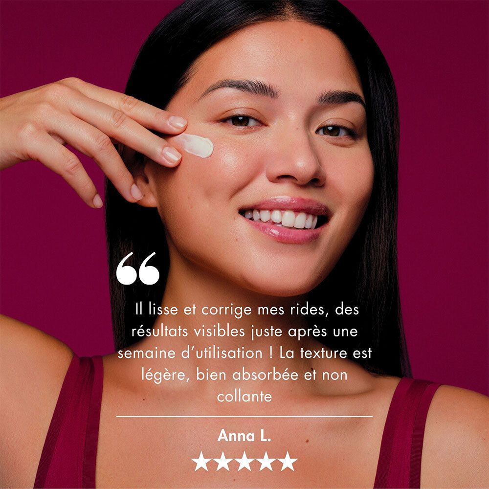 Femme applique de la crème. Citation: Il lisse et corrige mes rides... Texte: Anna L. 5 étoiles.