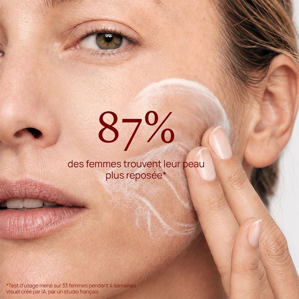 Gros plan d'un visage appliquant une crème blanche. 87% des femmes trouvent leur peau plus reposée.