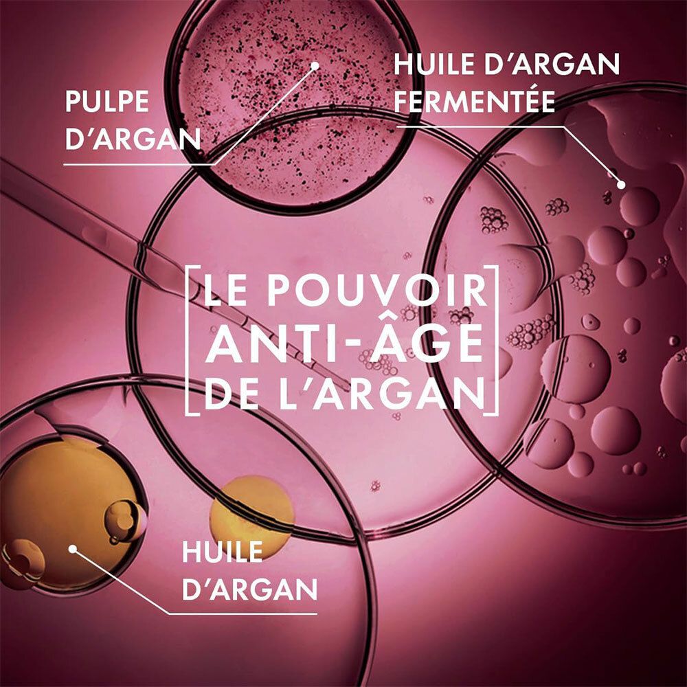 Gros plan sur des liquides et huiles. Texte: Le pouvoir anti-âge de l'argan. Ingrédients: Pulpe d'argan, Huile d'argan, Huile d'argan fermentée.