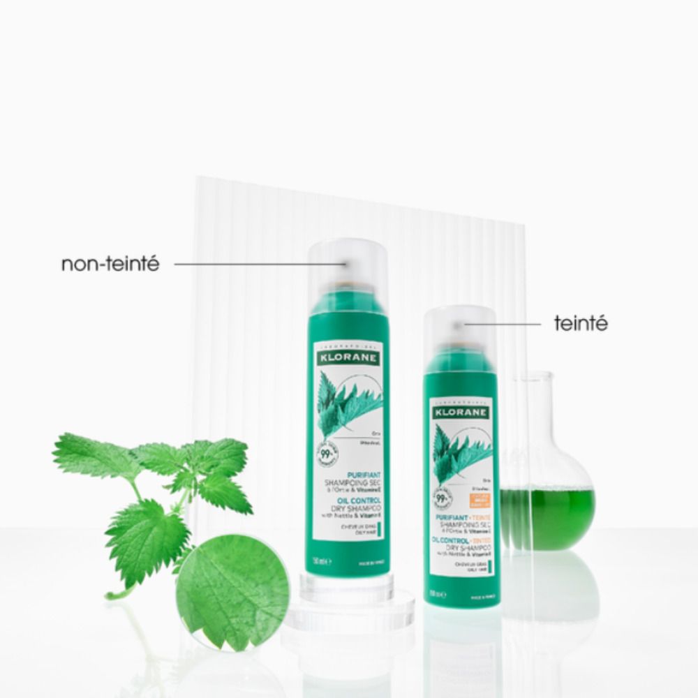 Deux flacons spray, un teinté et un non teinté. Logo Klorane et ortie. Texte: Purifiant, Shampooing Sec.