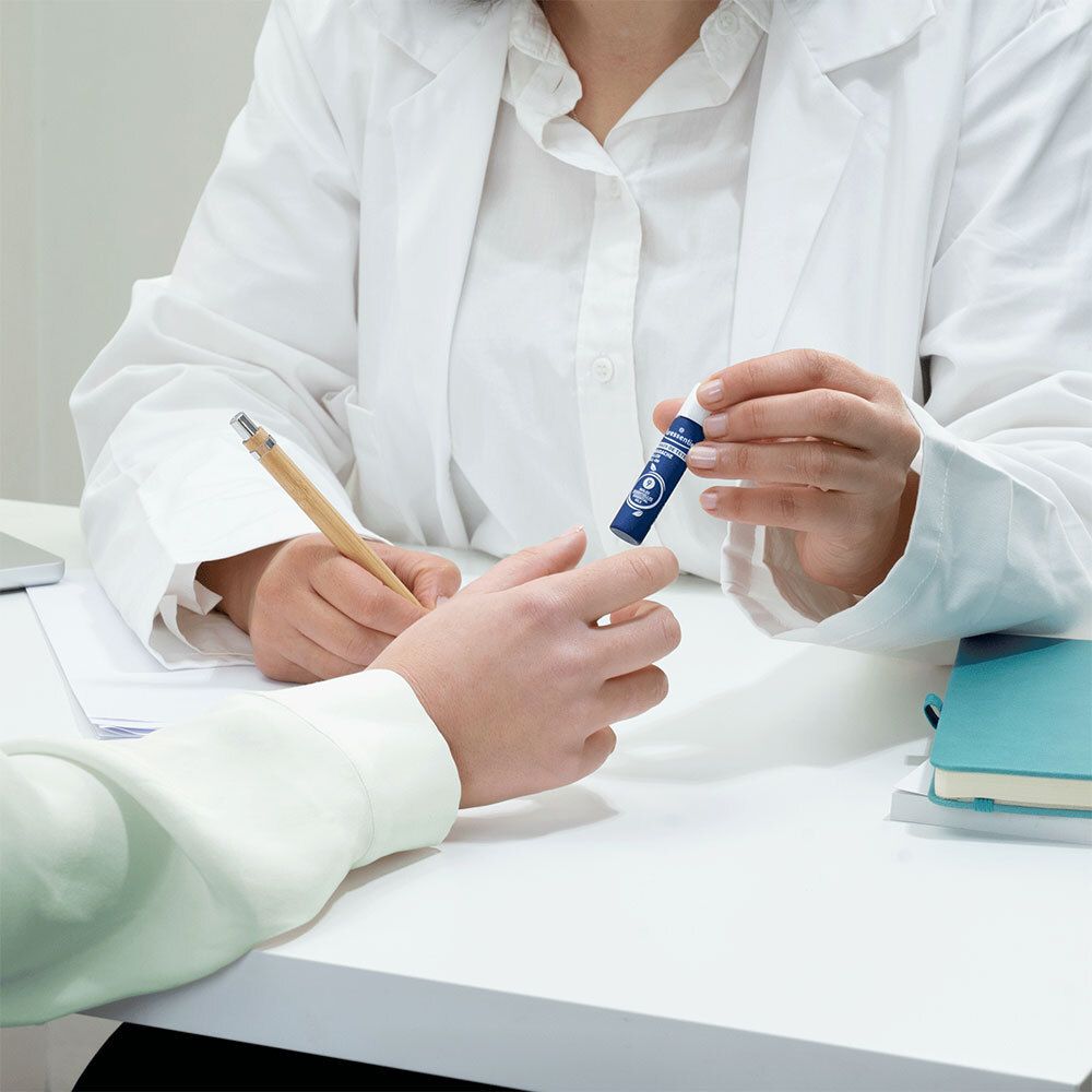 Person gibt Produkt an andere Person. Produkt: Roll-on. Marke: Puressentiel. Blaues Etikett.