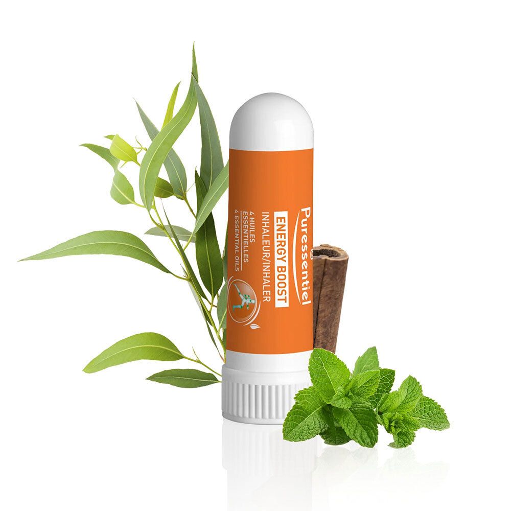 Ein Inhalator mit weißem Deckel und orangefarbenem Mittelteil, umgeben von Eukalyptus, Minze und Zimt.