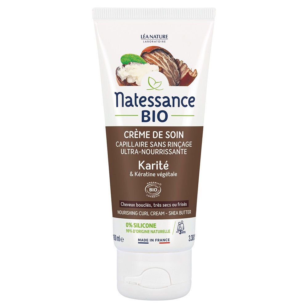 Creme-Tube mit Produktnamen und Inhaltsstoffen. Bio-Zertifizierung. Für lockiges Haar. Weiße Tube mit braunen und grünen Akzenten.