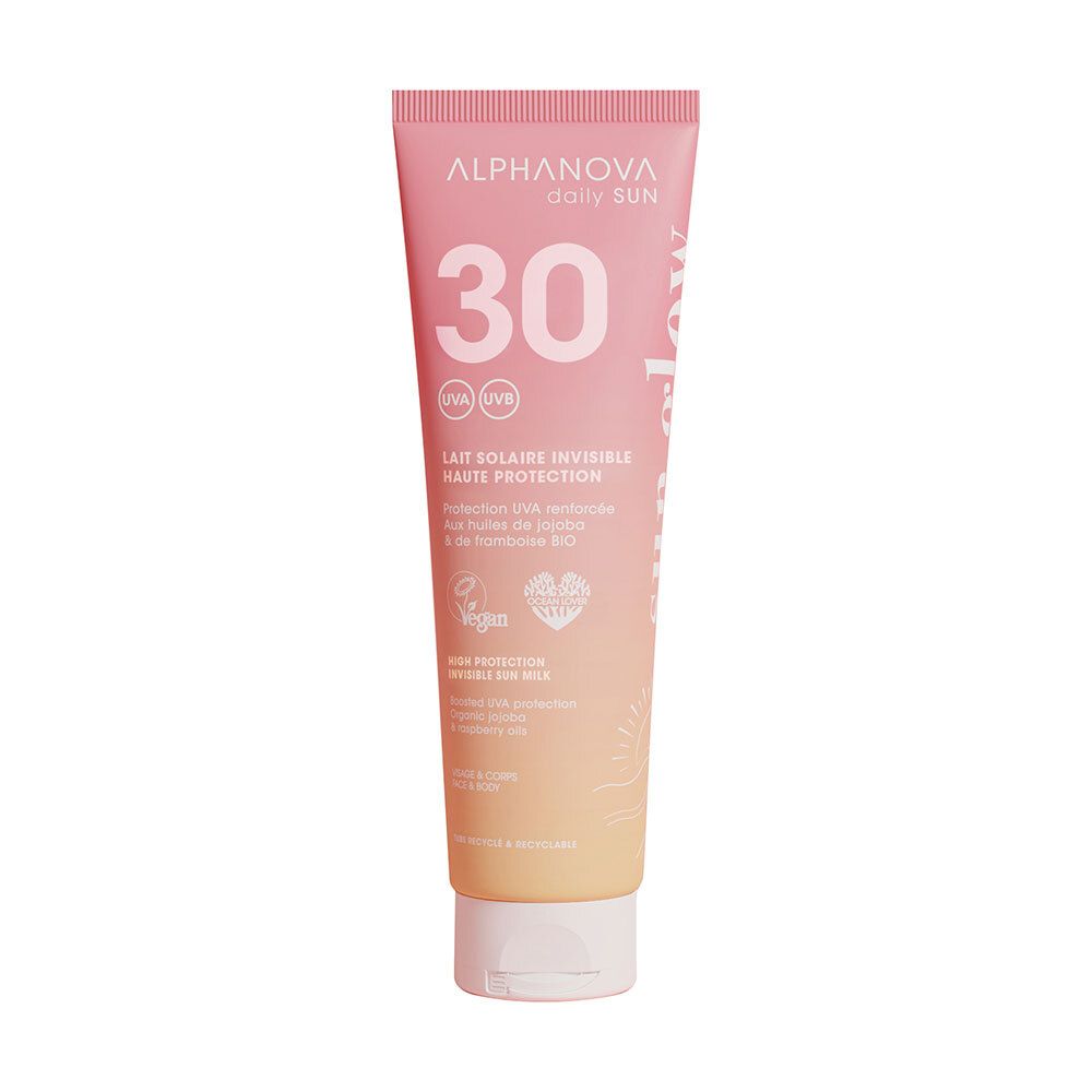 Tube rose avec bouchon blanc. Inscription: Alphanova, daily Sun, 30, UVA/UVB, Lait Solaire Invisible, Haute Protection. Label Vegan.