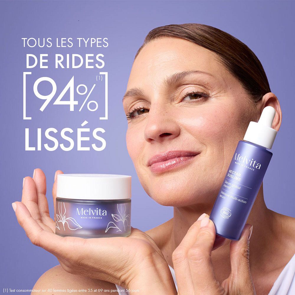 Femme tenant un pot de crème et un sérum. Texte: 94% de rides lissées. Produits Melvita.