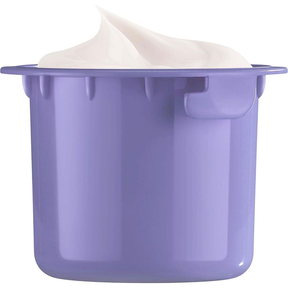 Lila Behälter mit weißer Creme. Der Behälter hat einen Rand und eine Aussparung.