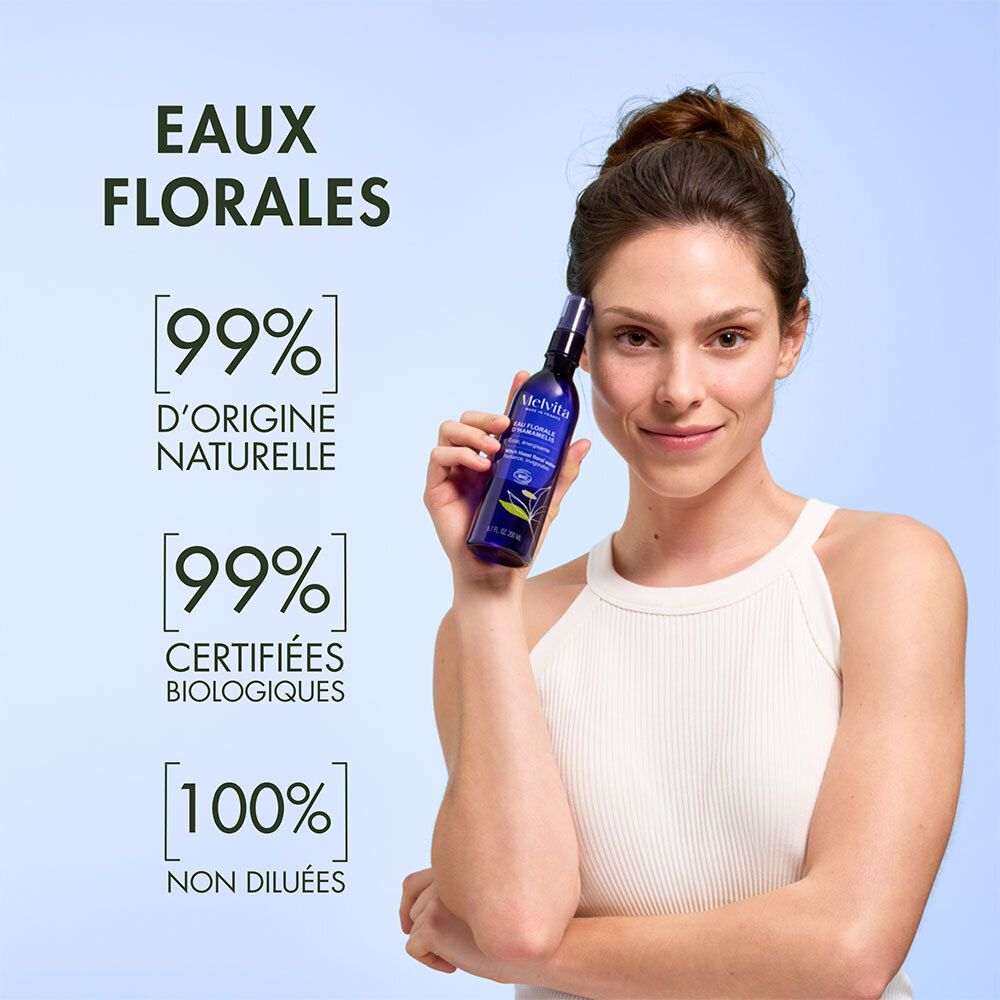 Frau hält eine Flasche Melvita Eau Florale de Bleuet. Text: 99% natürlich, 99% biologisch zertifiziert, 100% unverdünnt.