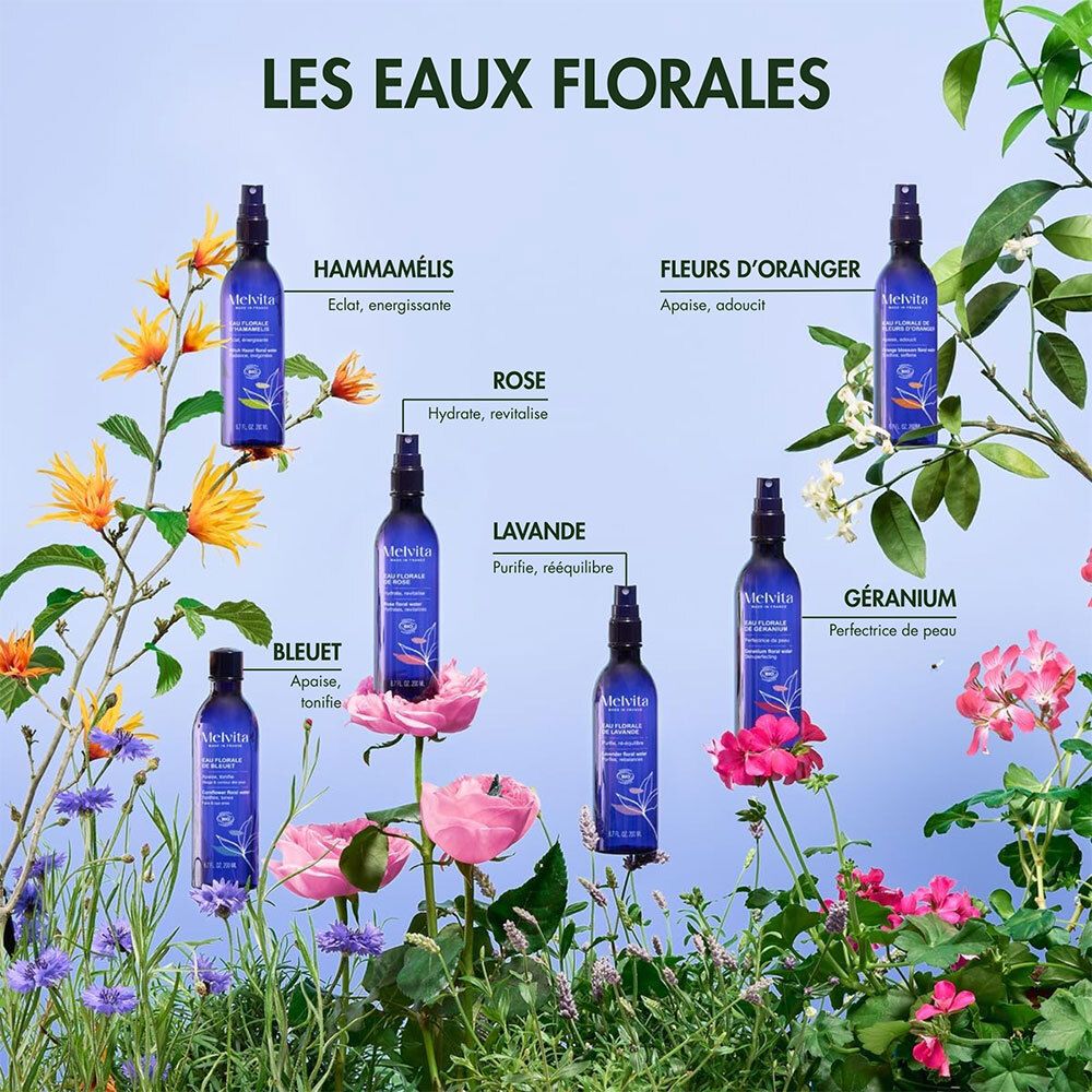 Verschiedene blaue Sprühflaschen mit Blumen. Text: Hamamelis, Rose, Lavendel, Bleuet, Fleurs d'oranger, Geranium. Melvita.