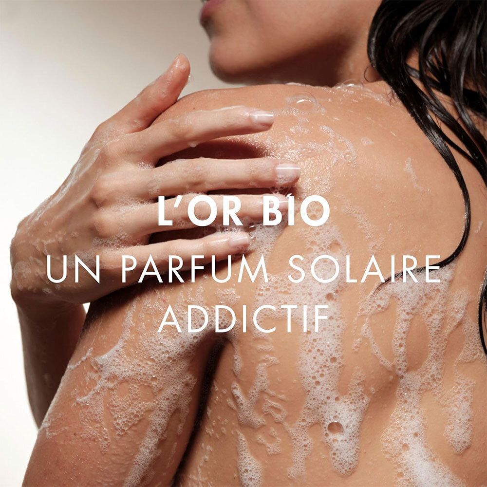 Rücken einer Person mit Schaum. Text: L'Or Bio, Un parfum solaire addictif.