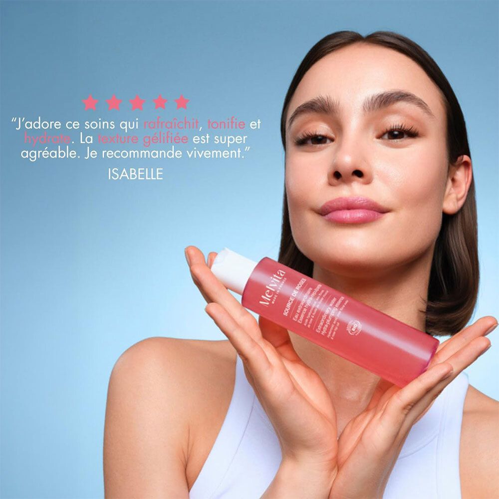 Frau hält eine Rosa-Essenzflasche. Zitat: Isabelle. Text: Texture gélifiée unique.