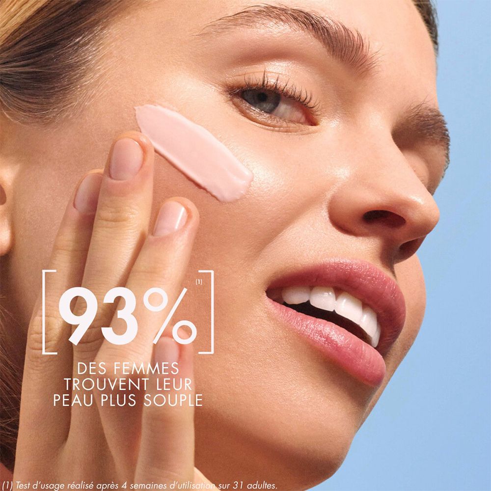 Femme appliquant crème. Texte: 93% des femmes trouvent leur peau plus souple.