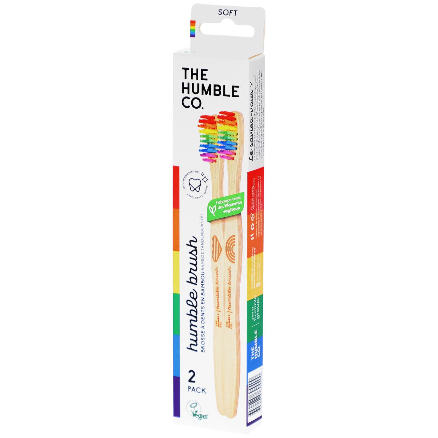 Zahnbürsten-Packung mit zwei Bürsten. Regenbogenfarbene Borsten, Holzgriff. Marke: The Humble Co. Aufschrift: Humble Brush.