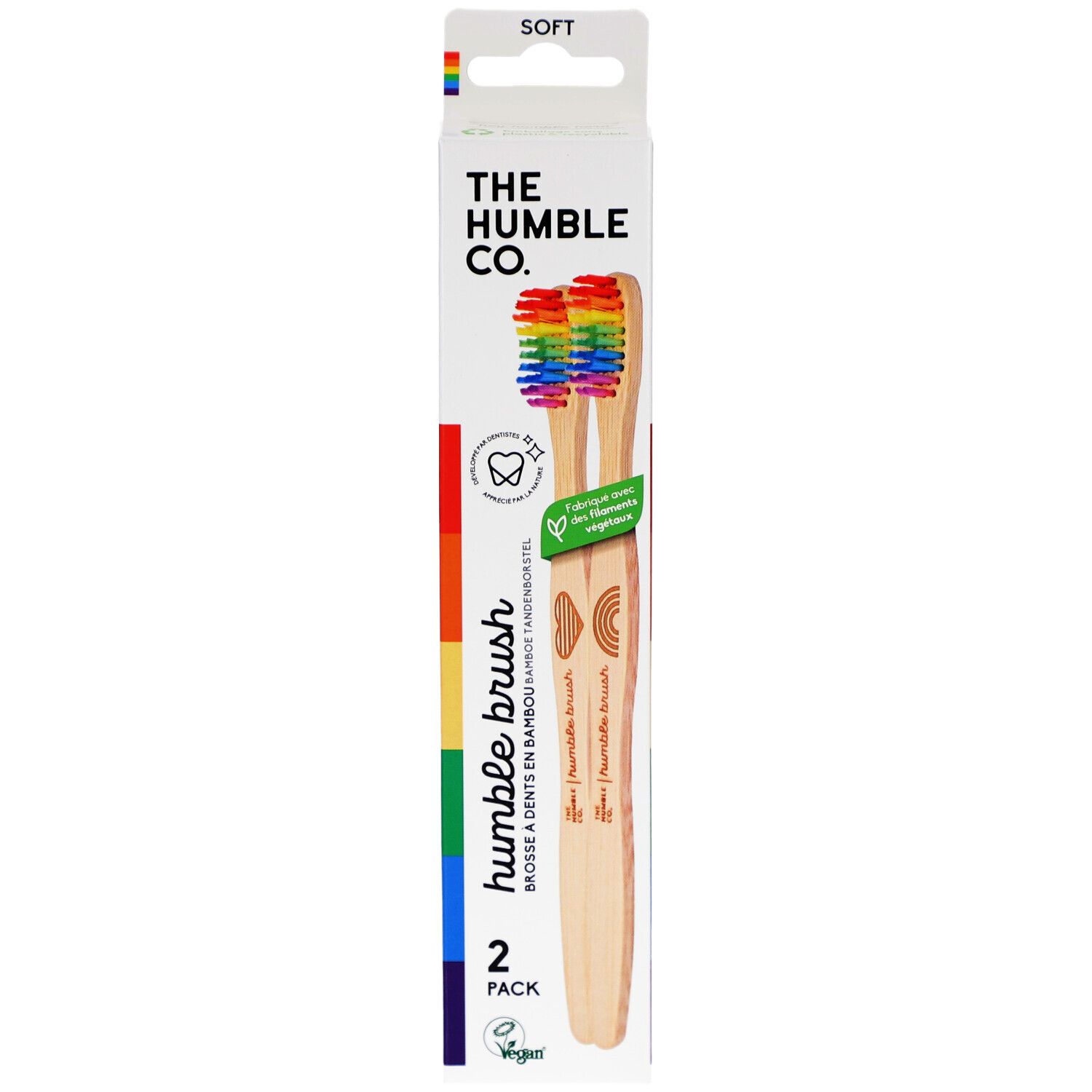 Zahnbürsten-Packung mit zwei Bürsten. Regenbogenfarbene Borsten, Holzgriff. Marke: The Humble Co. Aufschrift: Humble Brush.
