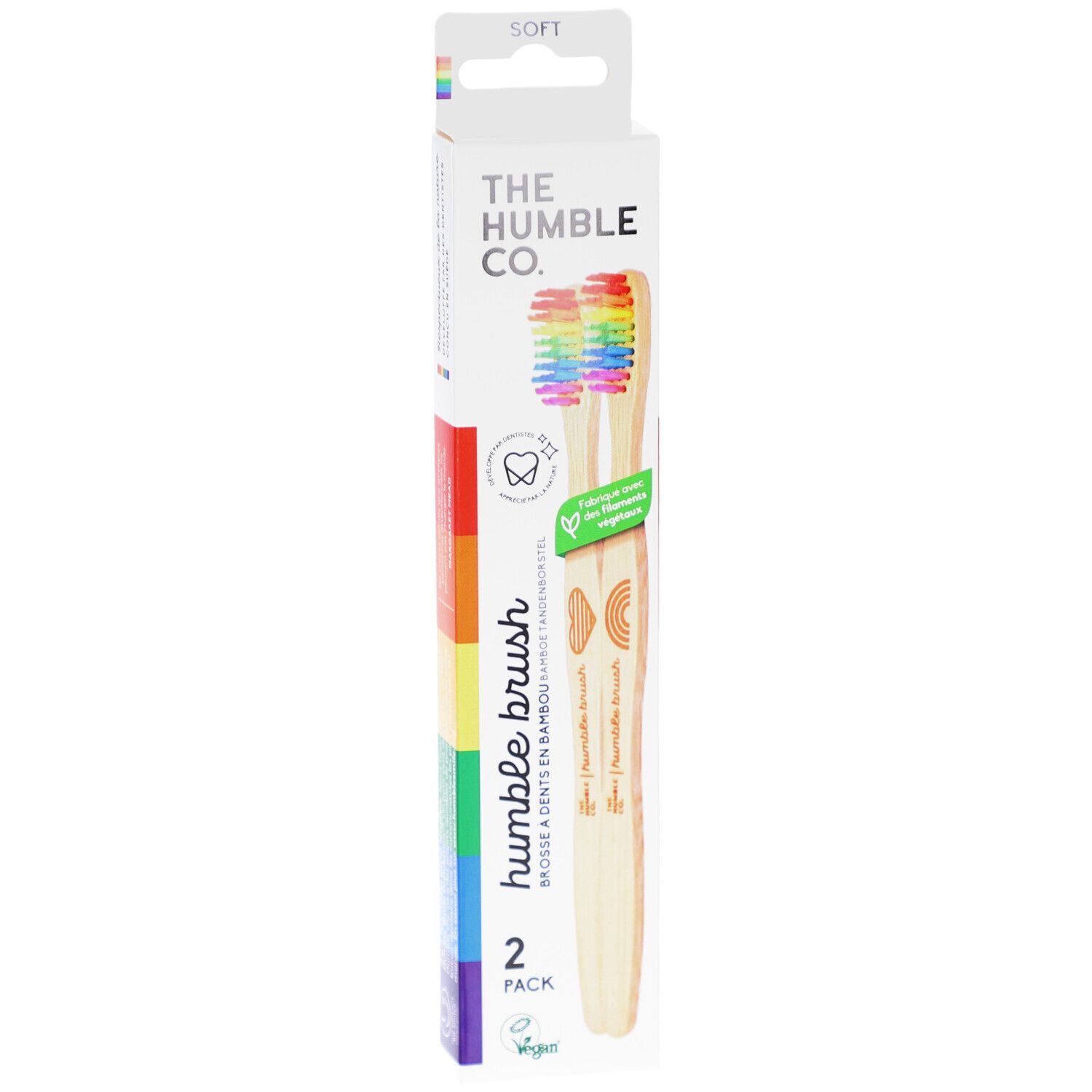Zahnbürsten-Packung mit zwei Bürsten. Regenbogenfarbene Borsten, Holzgriff. Marke: The Humble Co. Aufschrift: Humble Brush.