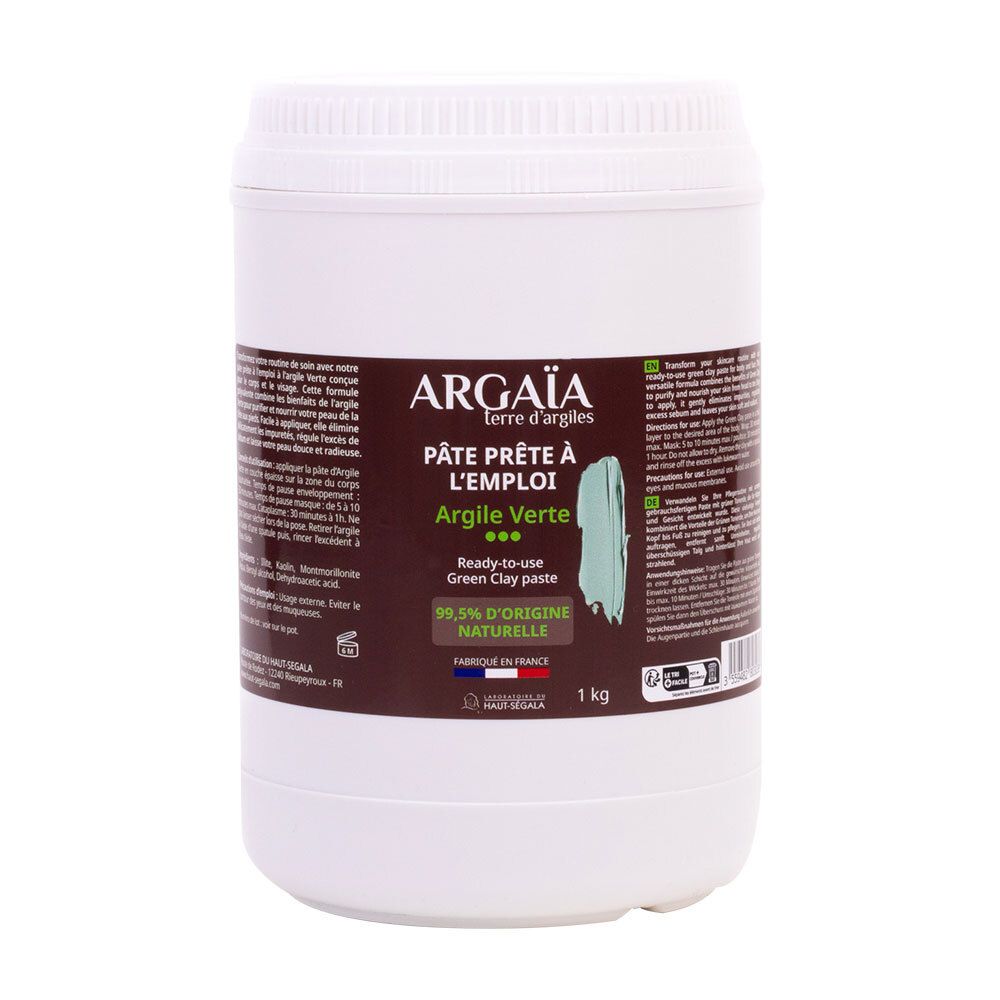 Seau blanc avec étiquette marron. Inscription: Argaia, Pâte prête à l'emploi, Argile Verte. 1 kg. Pâte d'argile verte.