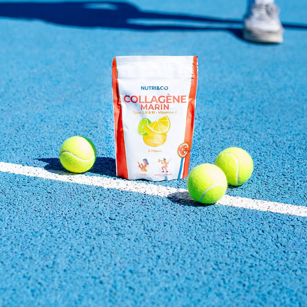 Beutel NUTRI&CO Collagène Marin, Zitrone, auf blauem Untergrund. Drei Tennisbälle daneben.