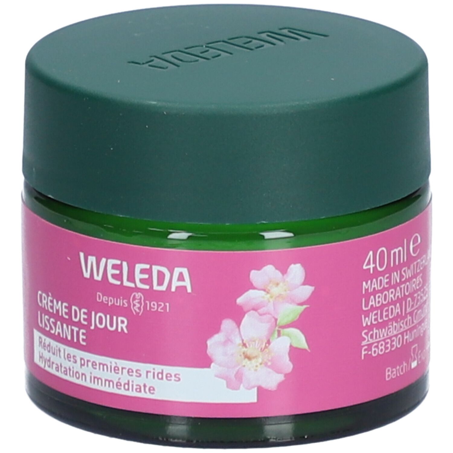 Grünes Glas mit grünem Deckel. Rosa Etikett mit Produktnamen, Blüten und Logo. Text: Crème de Jour Lissante, 40 ml e.