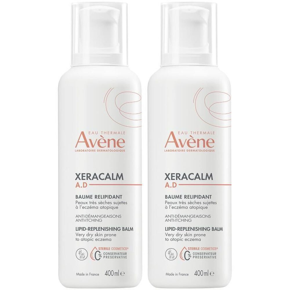 Zwei weiße Flaschen mit Pumpaufsatz. Aufschrift: Avène XeraCalm A.D. Baume relipidant. Für sehr trockene, zu Ekzemen neigende Haut.