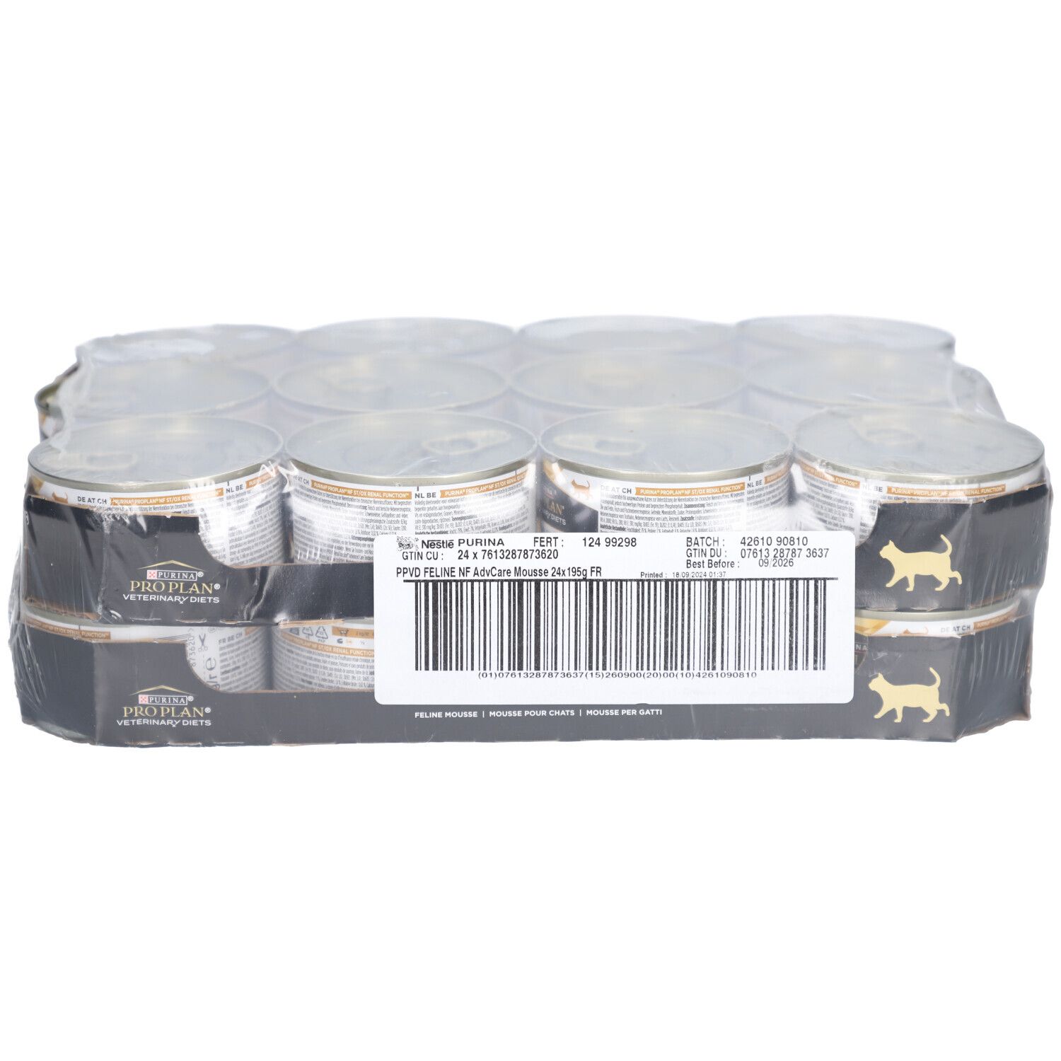 Verpackung mit 24 Dosen Katzenfutter. Schwarze Etiketten mit goldfarbenem Logo und Text. Klarsichtfolie umhüllt die Dosen.