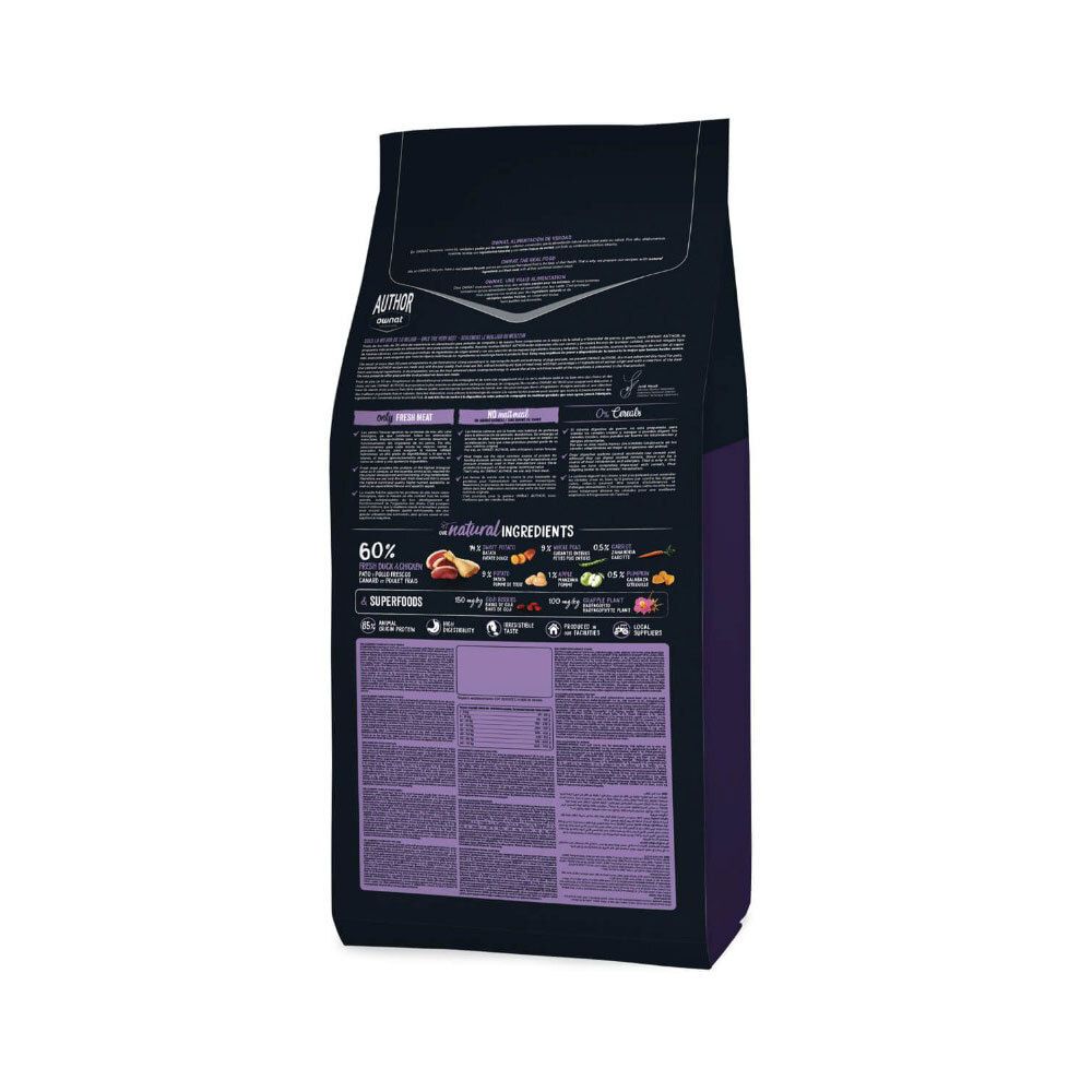 Rückseite des Hundefutterbeutels OWNAT. Enthält Informationen zu Inhaltsstoffen und Nährwerten. Text in mehreren Sprachen.