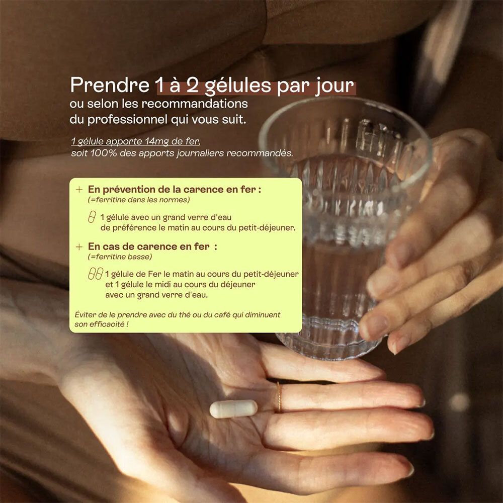 Femme tenant une gélule et un verre d'eau. Texte avec recommandations de dosage. Inscription: 1 gélule apporte 14mg de fer.