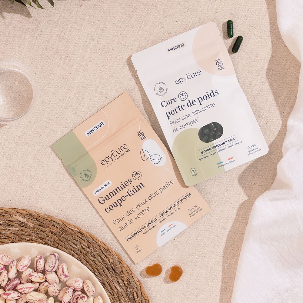 Zwei Beutel. Epycure Gummies coupe-faim und Cure perte de poids. Zwei Gummies daneben. Bohnen und Stoff.