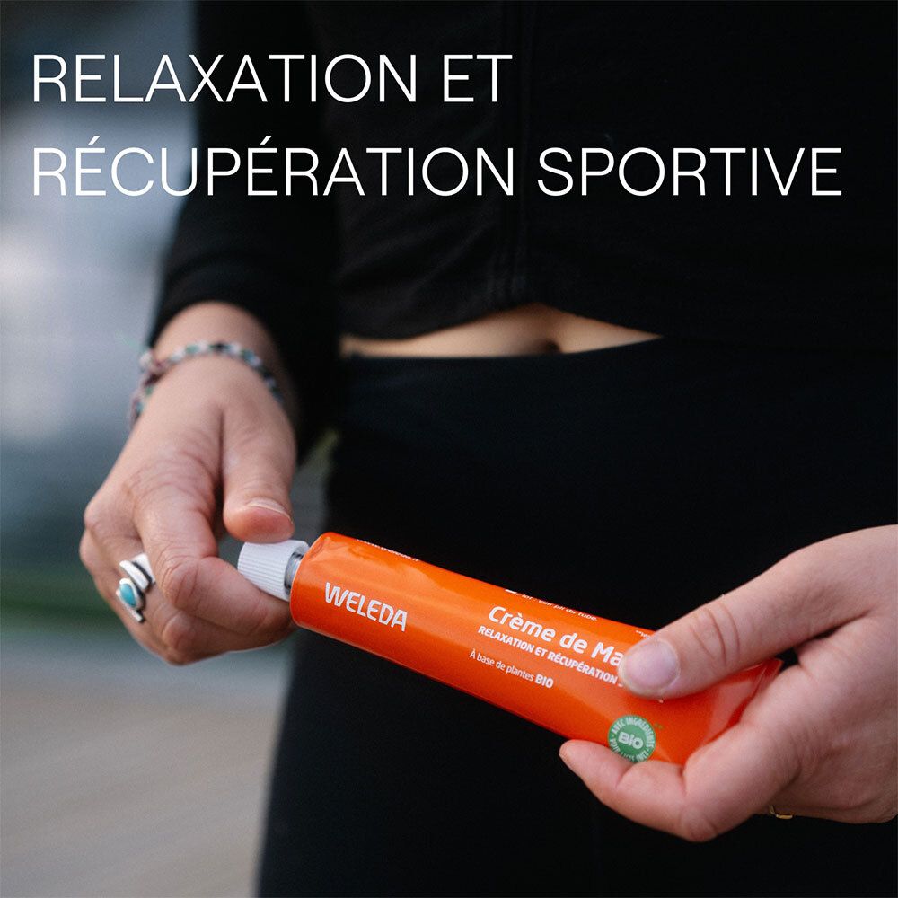 Personne tenant un tube orange. Inscription: Crème de Massage, WELEDA. Texte: Relaxation et récupération sportive.