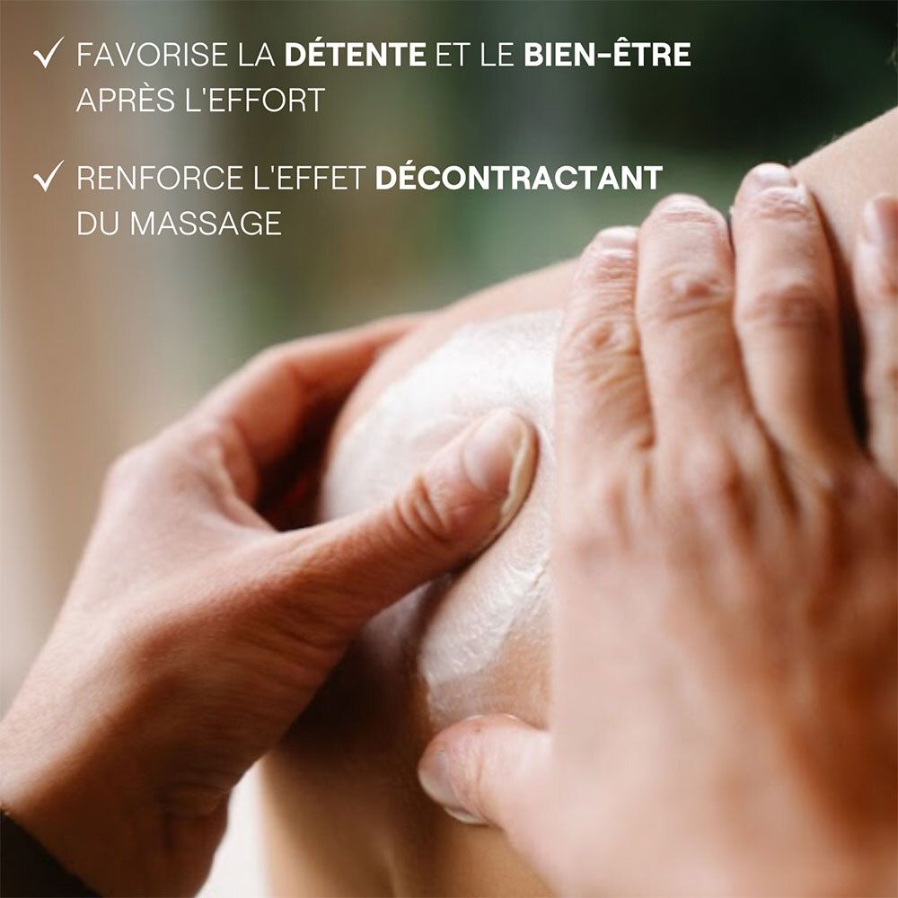 Mains massant l'épaule. Texte: Favorise la détente et le bien-être. Renforce l'effet décontractant.