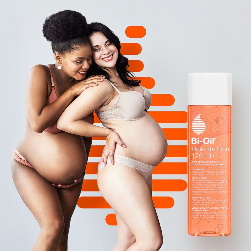 Zwei schwangere Frauen mit Bi-Oil Flasche. Rosa Flüssigkeit, weißer Deckel. Hintergrund: orangefarbene Grafik.