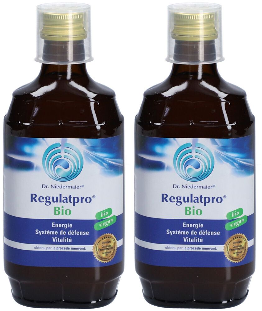 Zwei braune Glasflaschen mit blau-weißen Etiketten. Aufschrift: Dr. Niedermaier Regulatpro Bio. Mit goldfarbenen Verschlüssen und transparenten Kappen.