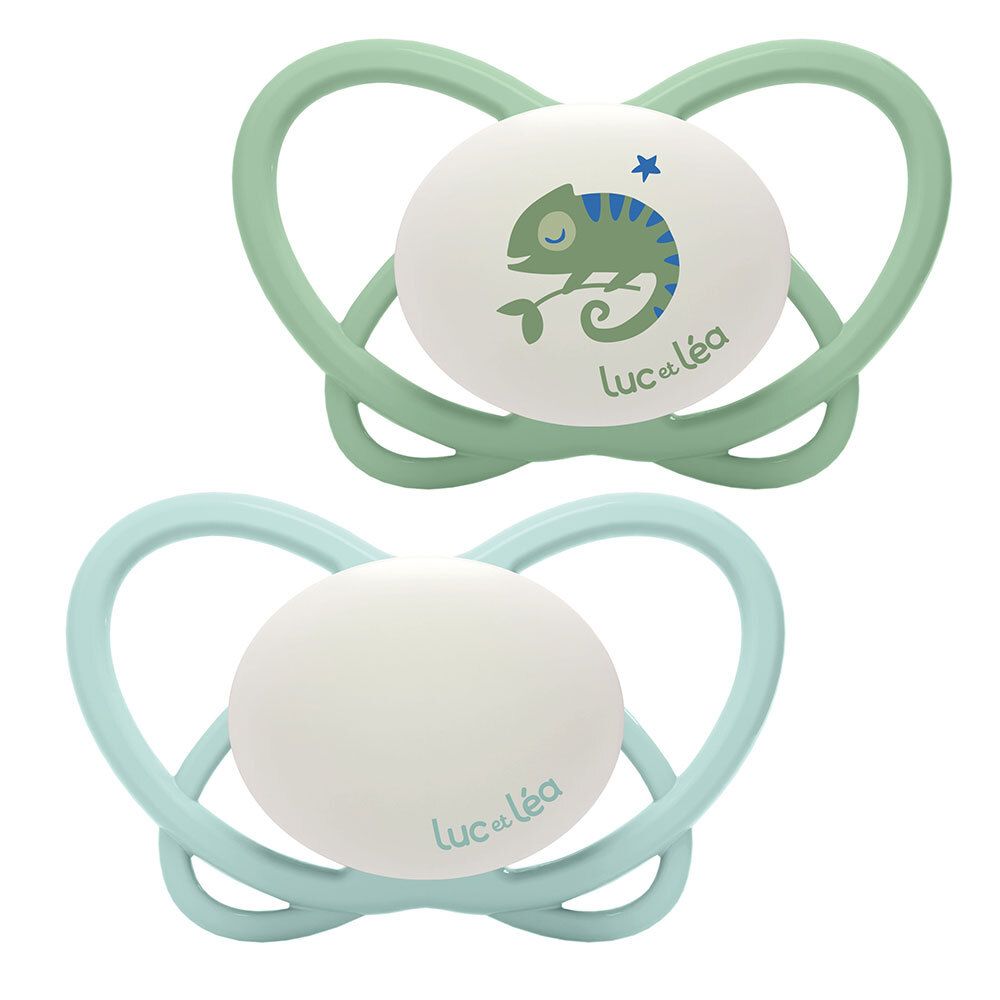 Deux sucettes Luc et Léa. Vert et bleu. Motif caméléon sur chaque sucette. Forme physiologique.
