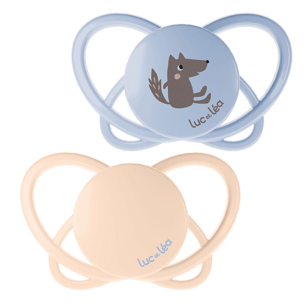 Zwei Schnuller. Ein blauer Schnuller mit Wolfsmotiv, ein beiger Schnuller. Marke: Luc et Léa. Physiologische Form.