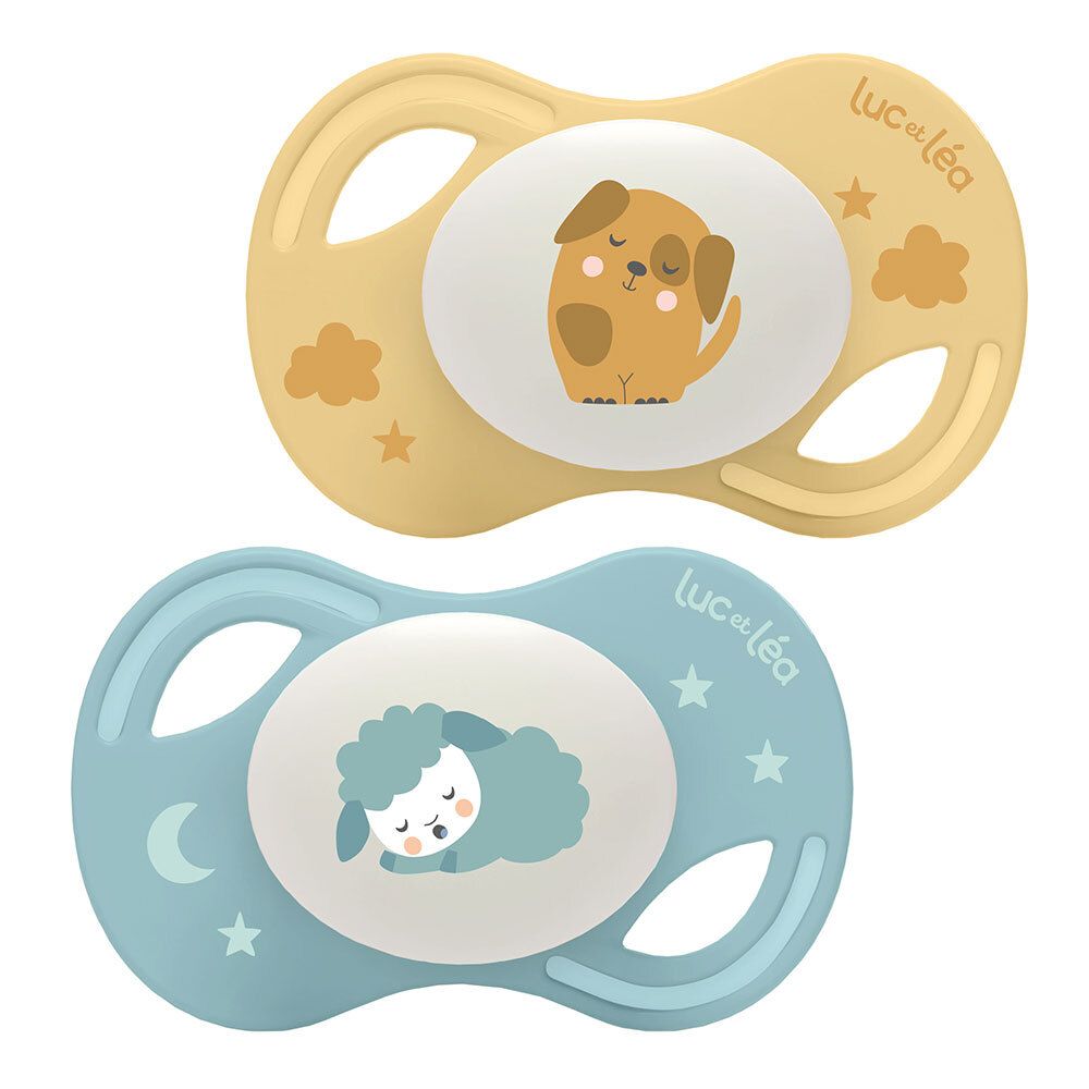 Deux sucettes Luc et Léa, anatomiques. Jaune et bleu, motifs chien et mouton. Extra-fine.
