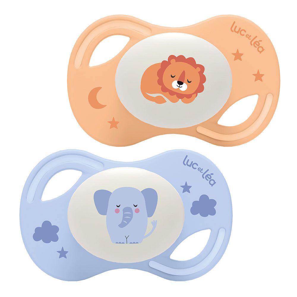 Zwei Schnuller. Blau mit Elefant, orange mit Löwe. Marke Luc et Léa. Anatomisch, extra-fein. Sterne und Mond-Design.