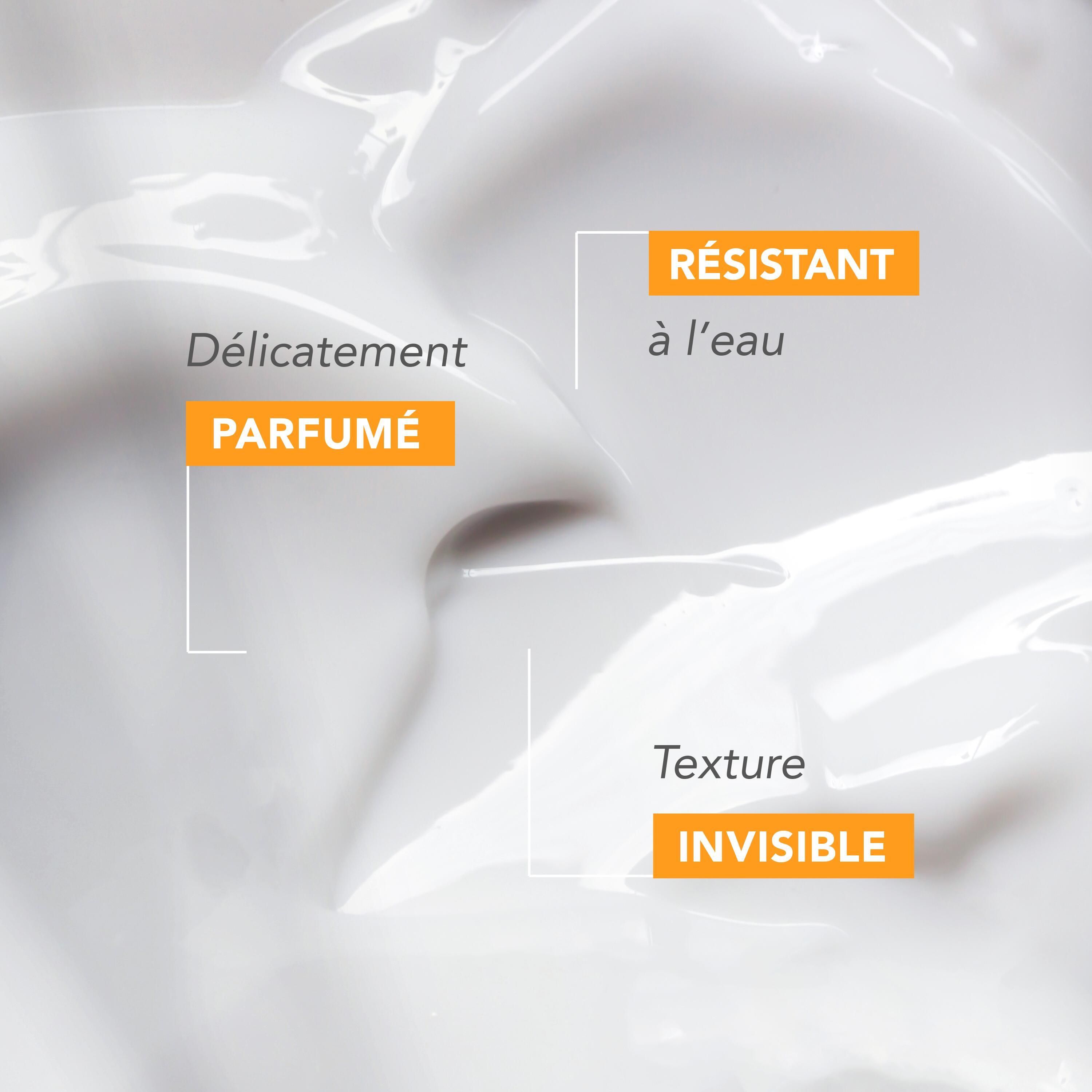 A-Derma Spray solaire invisible SPF50+ Flasche. Weiß, mit Sprühkopf. Orangefarbene Schrift: PROTECT, Spray invisible. 50+.