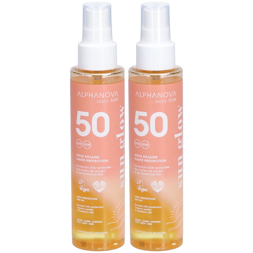 Deux flacons d'huile solaire SPF 50. Inscription : ALPHANOVA, daily sun, sun glow. Logo vegan.