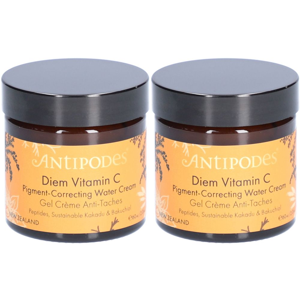Deux pots de crème avec couvercles noirs. Étiquettes : "ANTIPODES Diem Vitamin C Pigment-Correcting Water Cream".