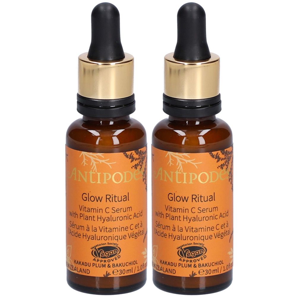 Zwei braune Glasflaschen mit goldenen Deckeln und schwarzen Pipetten. Auf den Etiketten steht "ANTIPODES Glow Ritual Vitamin C Serum".