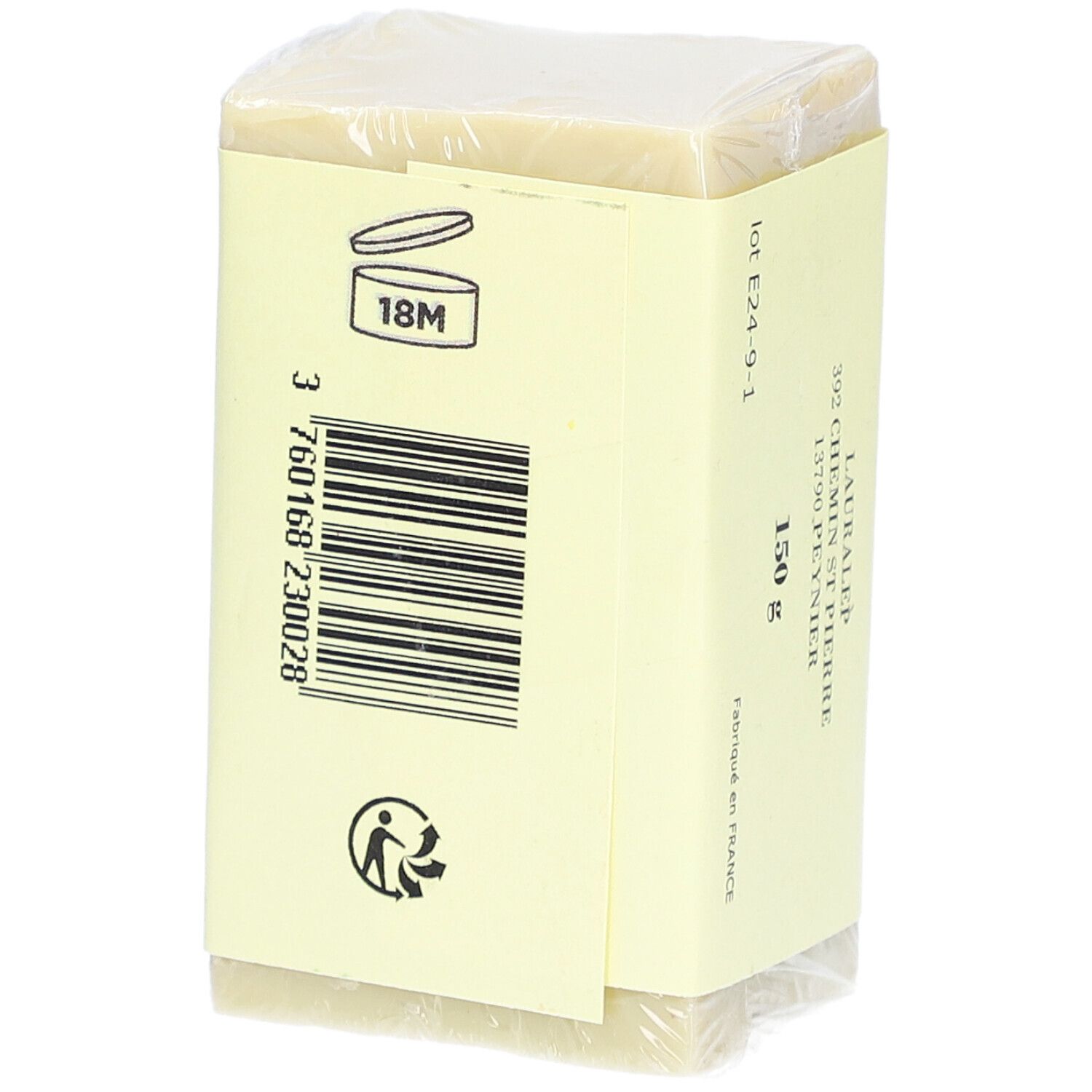 Savon emballé. Étiquette jaune avec code-barres, symbole 18M, symbole de recyclage. Fabriqué en France.
