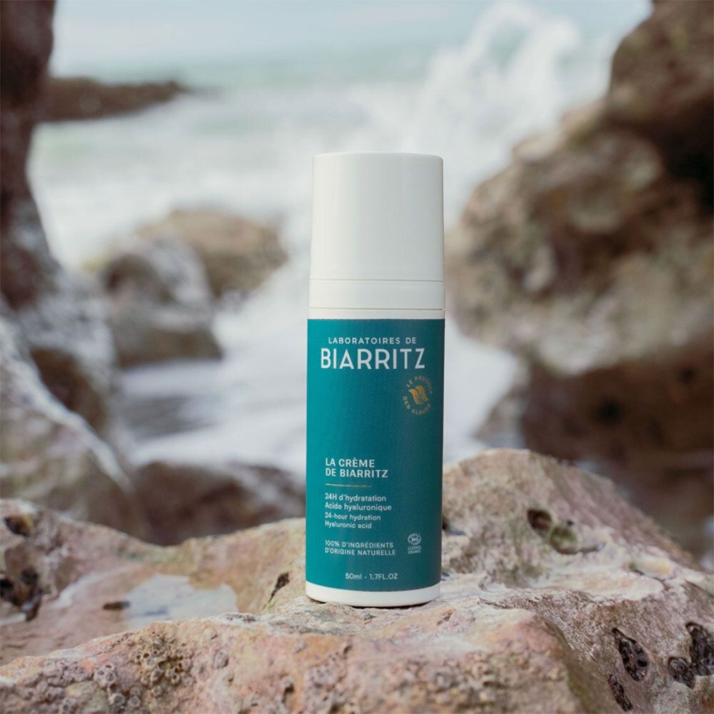 Creme-Flakon auf Felsen am Meer. Aufschrift: LABORATOIRES DE BIARRITZ, La Crème de Biarritz. 50ml.