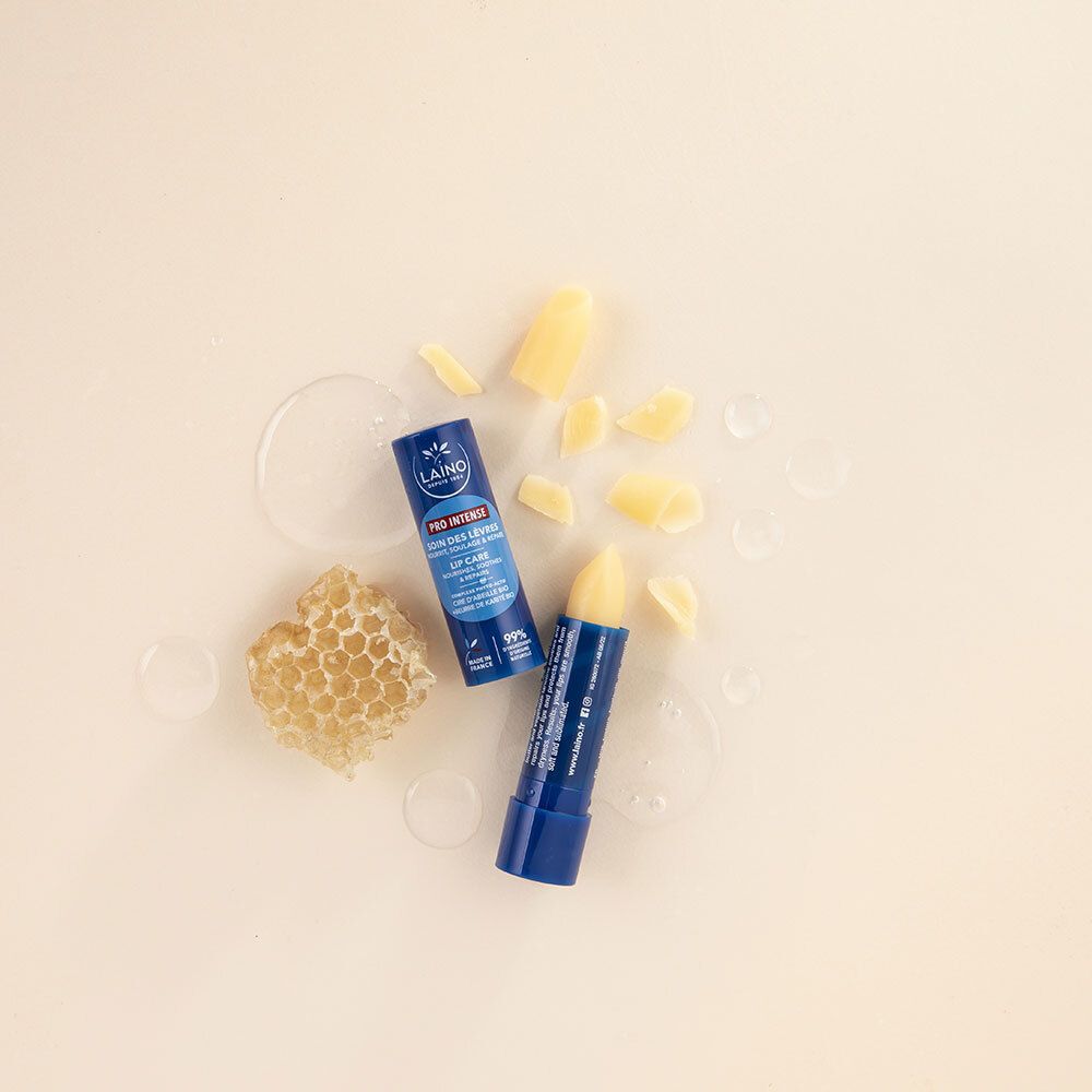 Deux sticks Laino Pro Intense Soin des Lèvres, nid d'abeille et morceaux de cire.