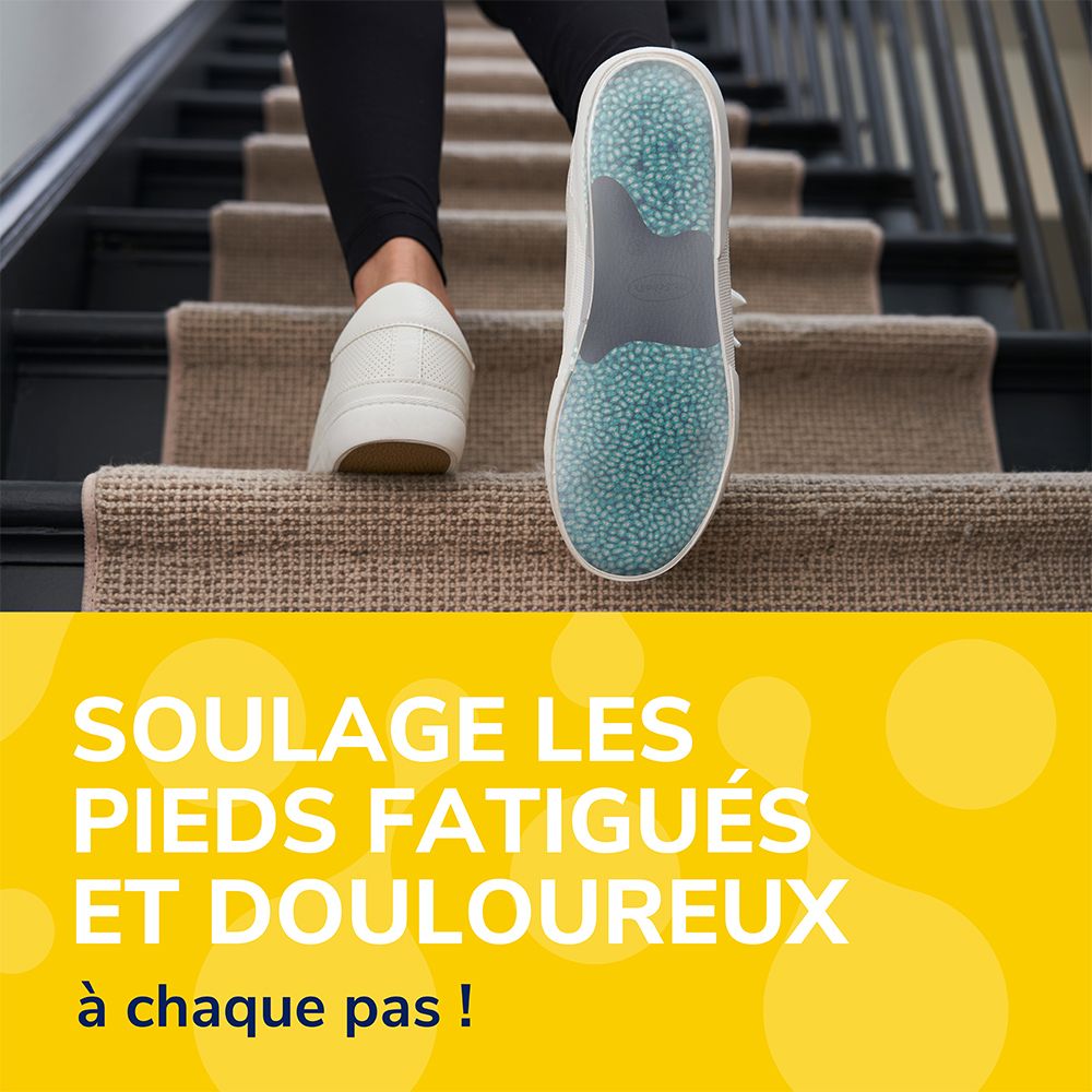 Personne montant un escalier. Une chaussure blanche et une semelle intérieure bleue. Texte : « SOULAGE LES PIEDS FATIGUÉS ET DOULOUREUX ».