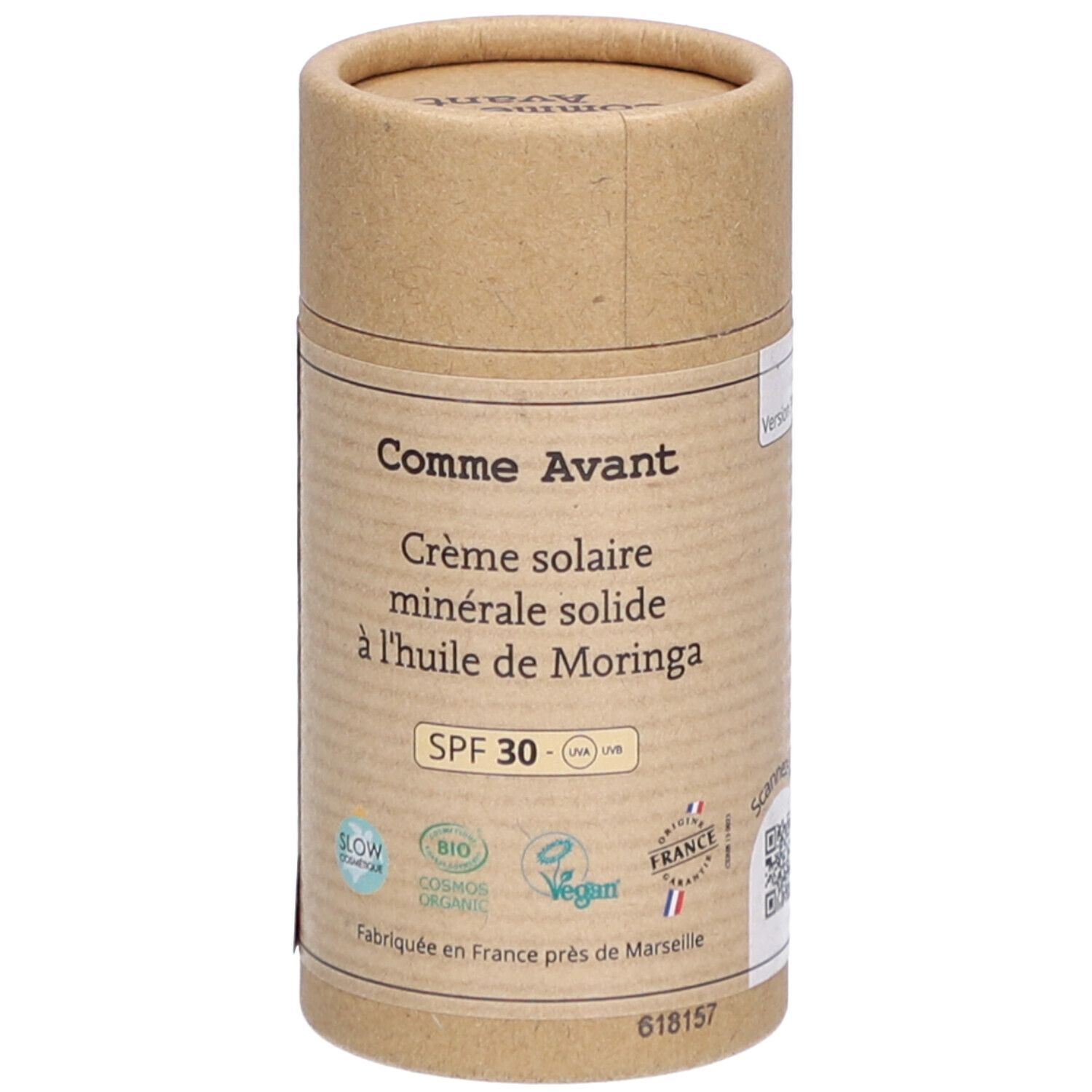 Emballage cylindrique en carton. Inscription: Crème solaire minérale solide à l'huile de Moringa SPF 30. Logos: Bio, Vegan, Slow Cosmétique.