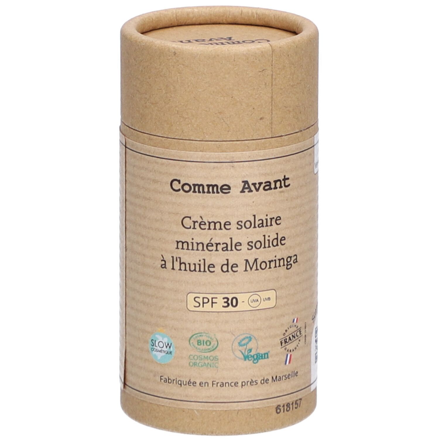 Emballage cylindrique en carton. Inscription: Crème solaire minérale solide à l'huile de Moringa SPF 30. Logos: Bio, Vegan, Slow Cosmétique.