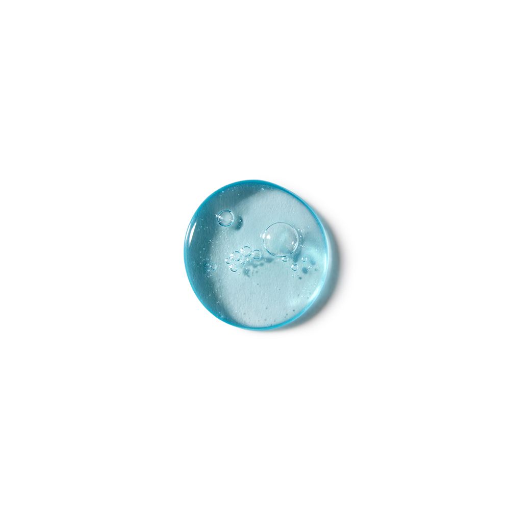 Blauer Gel-Tropfen mit Bläschen. Auf weißem Hintergrund.