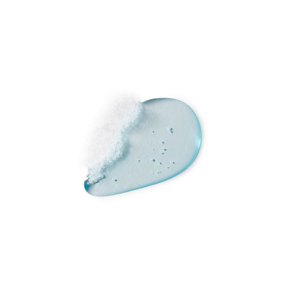 Blauer Gel-Tropfen mit Schaum. Auf weißem Hintergrund.