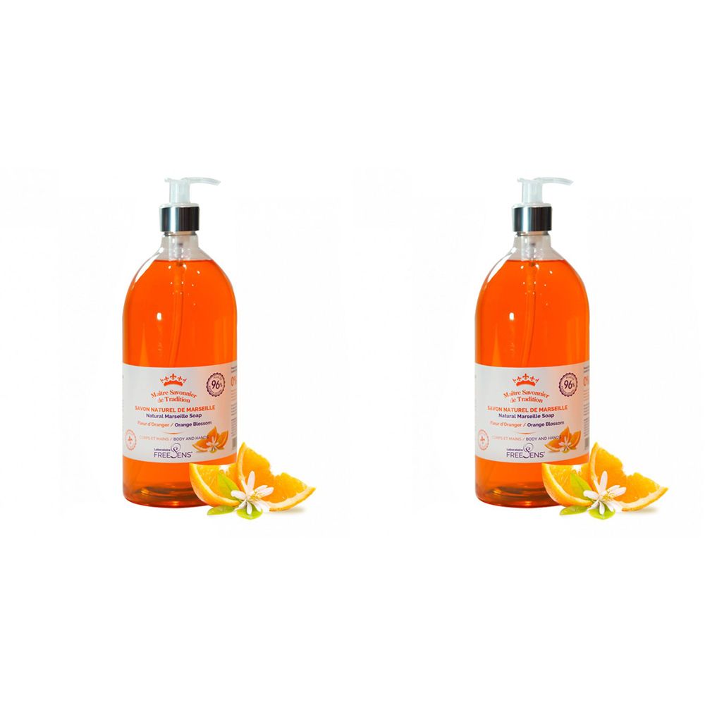 Deux flacons de savon liquide Fleur d'Oranger. Chaque flacon a un distributeur et une étiquette. Tranches d'orange à côté.