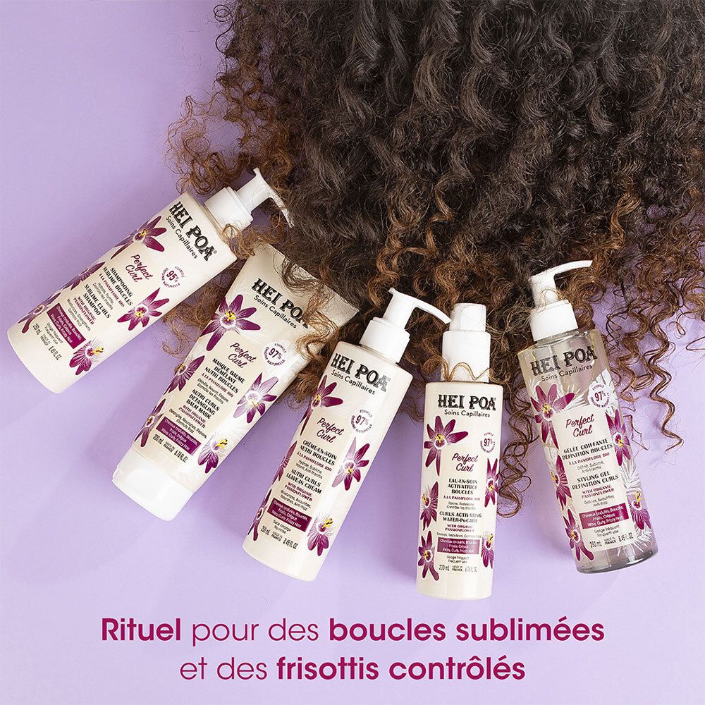 Verschiedene Produkte. Text: Ritual für definierte Locken und kontrolliertes Frizz. Lockiges Haar.